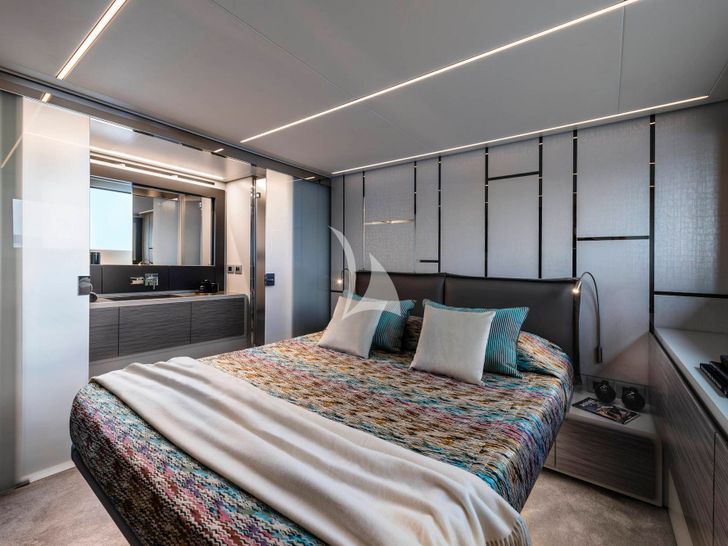 SAINTS Pershing 6X master cabin bed SAINTS Pershing 6X master cabin bed