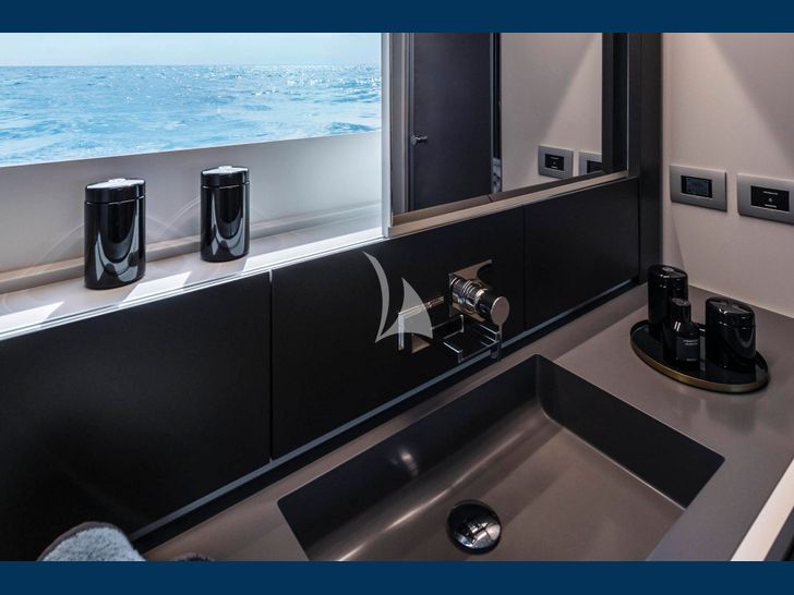 SAINTS Pershing 6X master cabin lavatory