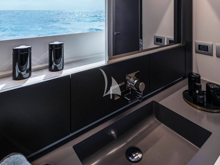 SAINTS Pershing 6X master cabin lavatory SAINTS Pershing 6X master cabin lavatory