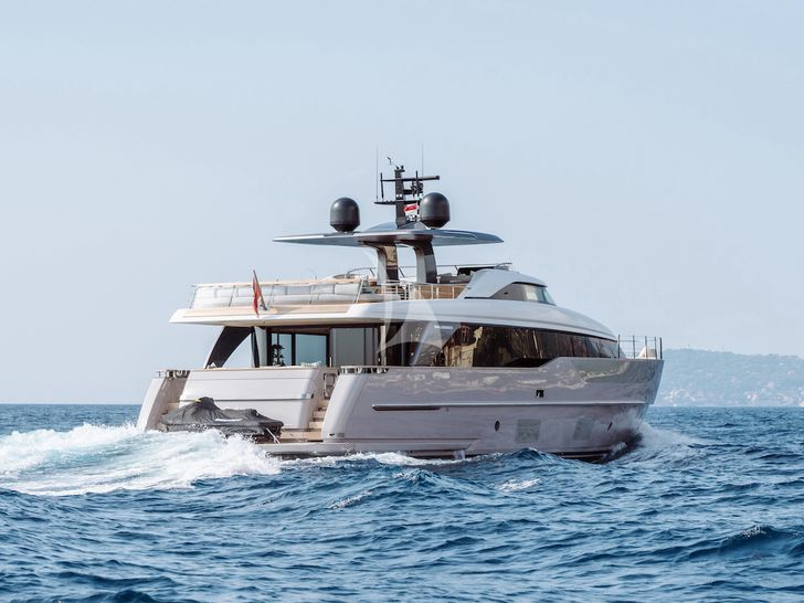 SAL Sanlorenzo SD90 - cruising stern view SAL Sanlorenzo SD90 - cruising stern view