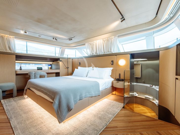 SAL Sanlorenzo SD90 - master cabin bed SAL Sanlorenzo SD90 - master cabin bed