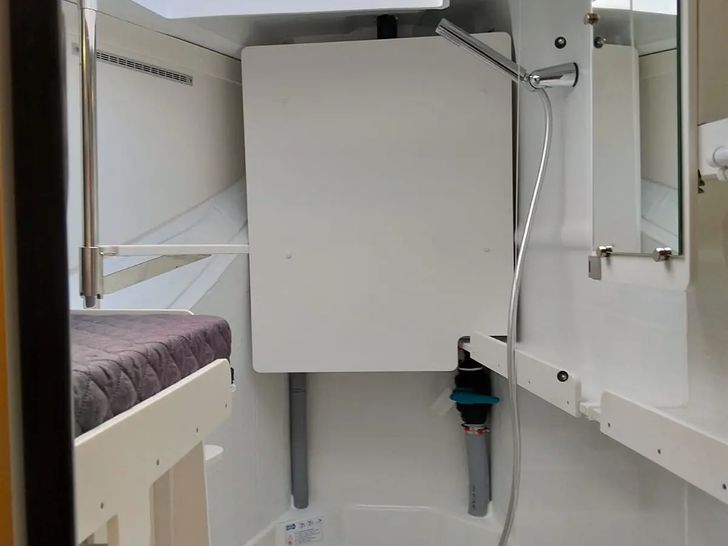 SALERNO Bali 5.4 - port forward cabin bathroom SALERNO Bali 5.4 - port forward cabin bathroom