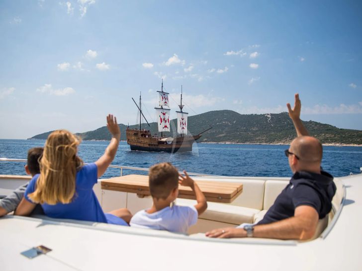 SALT Filippetti F76 - guests lounging SALT Filippetti F76 - guests lounging