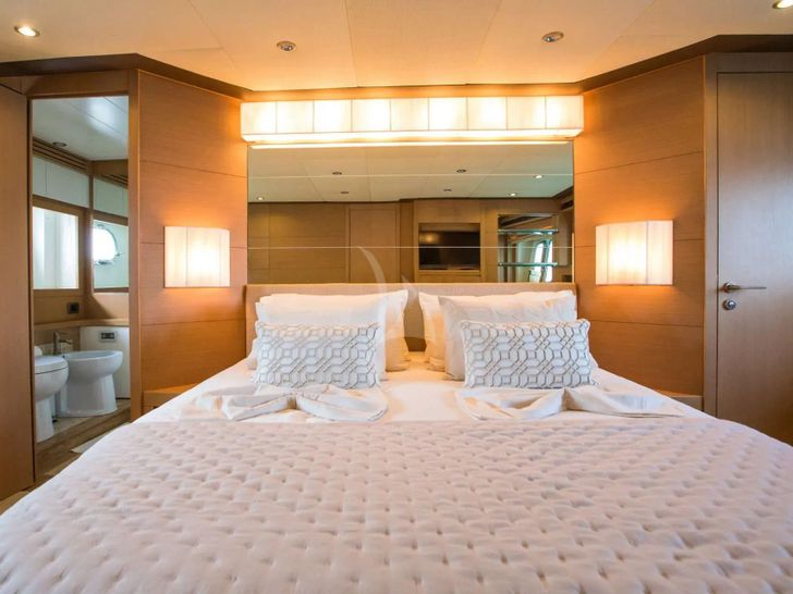 SALT Filippetti F76 - master cabin bed SALT Filippetti F76 - master cabin bed