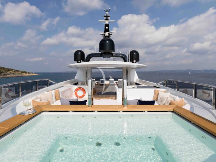 SAMURAI Alia 60m - sundeck jacuzzi SAMURAI Alia 60m - sundeck jacuzzi