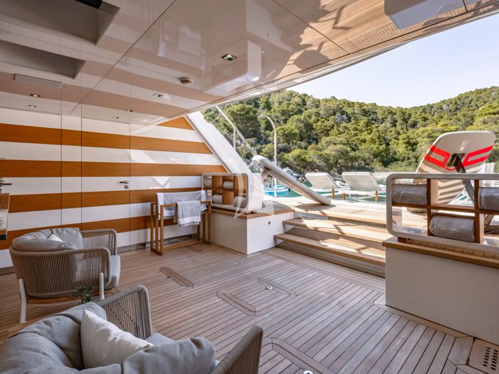 SANCTUARY Mangusta Oceano 43 - beach club seating SANCTUARY Mangusta Oceano 43 - beach club seating