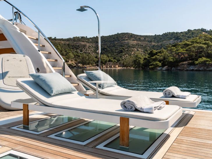 SANCTUARY Mangusta Oceano 43 - beach club sun beds SANCTUARY Mangusta Oceano 43 - beach club sun beds