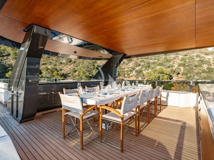 SANCTUARY Mangusta Oceano 43 - flybridge dining area SANCTUARY Mangusta Oceano 43 - flybridge dining area