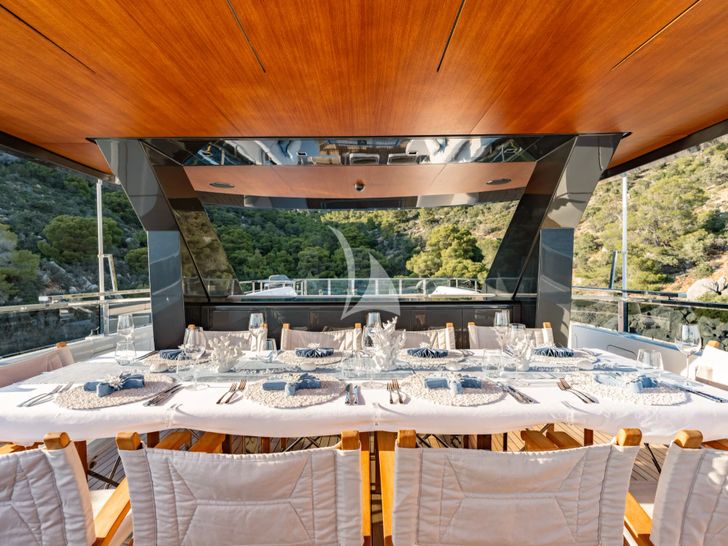 SANCTUARY Mangusta Oceano 43 - flybridge dining set up SANCTUARY Mangusta Oceano 43 - flybridge dining set up