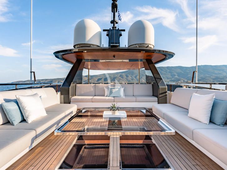 SANCTUARY Mangusta Oceano 43 - flybridge seating SANCTUARY Mangusta Oceano 43 - flybridge seating