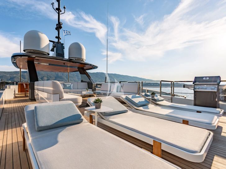 SANCTUARY Mangusta Oceano 43 - flybridge sun beds SANCTUARY Mangusta Oceano 43 - flybridge sun beds