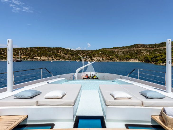 SANCTUARY Mangusta Oceano 43 - foredeck bronzing and pool area SANCTUARY Mangusta Oceano 43 - foredeck bronzing and pool area