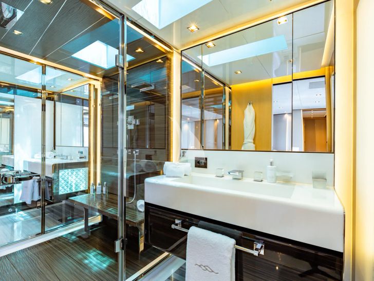 SANCTUARY Mangusta Oceano 43 - master cabin bathroom SANCTUARY Mangusta Oceano 43 - master cabin bathroom