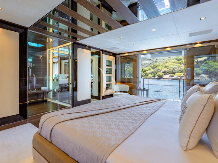 SANCTUARY Mangusta Oceano 43 - master cabin bed SANCTUARY Mangusta Oceano 43 - master cabin bed