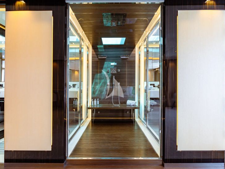 SANCTUARY Mangusta Oceano 43 - master cabin shower SANCTUARY Mangusta Oceano 43 - master cabin shower