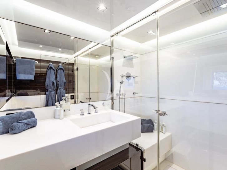 SANCTUARY Mangusta Oceano 43 - twin cabin bathroom SANCTUARY Mangusta Oceano 43 - twin cabin bathroom