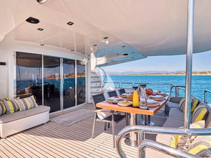 SANJANA Leight Notika Centaurian 108 - aft deck dining area SANJANA Leight Notika Centaurian 108 - aft deck dining area