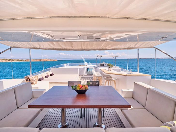 SANJANA Leight Notika Centaurian 108 - flybridge dining area SANJANA Leight Notika Centaurian 108 - flybridge dining area