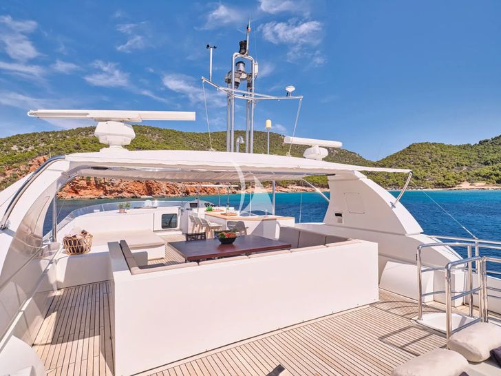 SANJANA Leight Notika Centaurian 108 - flybridge dining and seating area SANJANA Leight Notika Centaurian 108 - flybridge dining and seating area