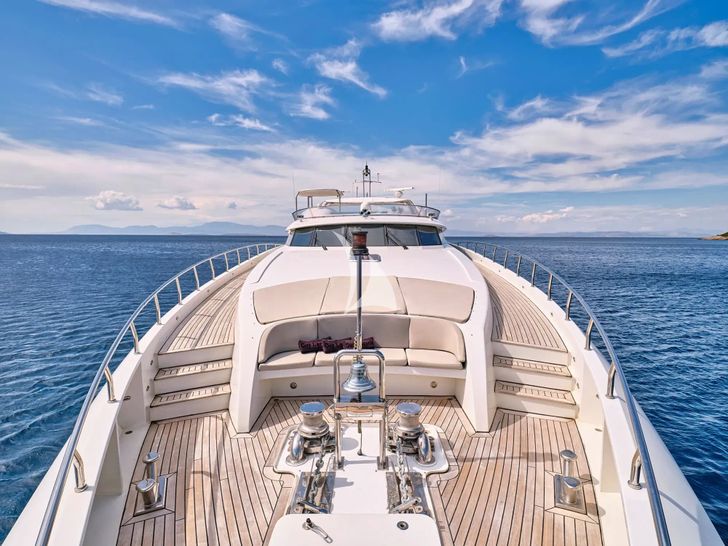 SANJANA Leight Notika Centaurian 108 - foredeck SANJANA Leight Notika Centaurian 108 - foredeck
