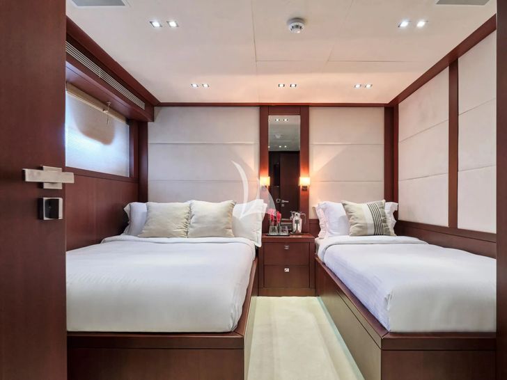 SANJANA Leight Notika Centaurian 108 - twin cabin SANJANA Leight Notika Centaurian 108 - twin cabin