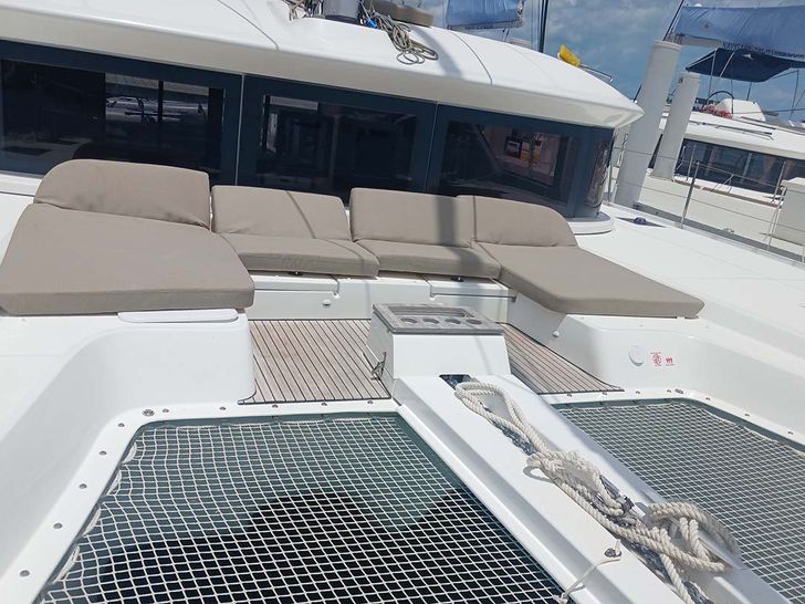 SAPPHIRE SEAS Lagoon 51 - foredeck lounge and net trampolines SAPPHIRE SEAS Lagoon 51 - foredeck lounge and net trampolines
