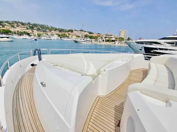 SARAHLISA Sunseeker 75 Yacht - foredeck SARAHLISA Sunseeker 75 Yacht - foredeck