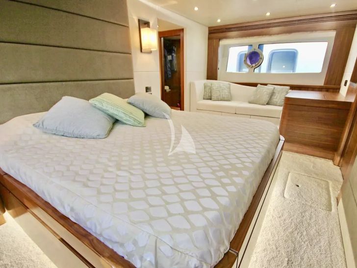 SARAHLISA Sunseeker 75 Yacht - master cabin bed SARAHLISA Sunseeker 75 Yacht - master cabin bed