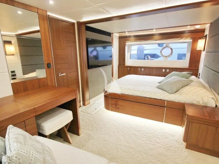 SARAHLISA Sunseeker 75 Yacht - master cabin SARAHLISA Sunseeker 75 Yacht - master cabin