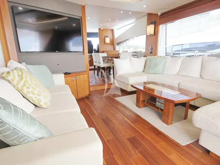SARAHLISA Sunseeker 75 Yacht - saloon seating with TV SARAHLISA Sunseeker 75 Yacht - saloon seating with TV
