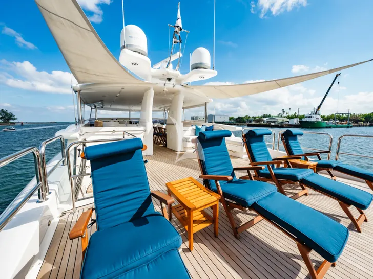 SOUTHERN BELLE Johnson 87 - sundeck sun awnings SOUTHERN BELLE Johnson 87 - sundeck sun awnings