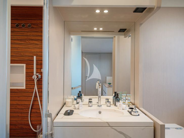 SBK Azimut 68 Fly - VIP cabin 1 bathroom SBK Azimut 68 Fly - VIP cabin 1 bathroom