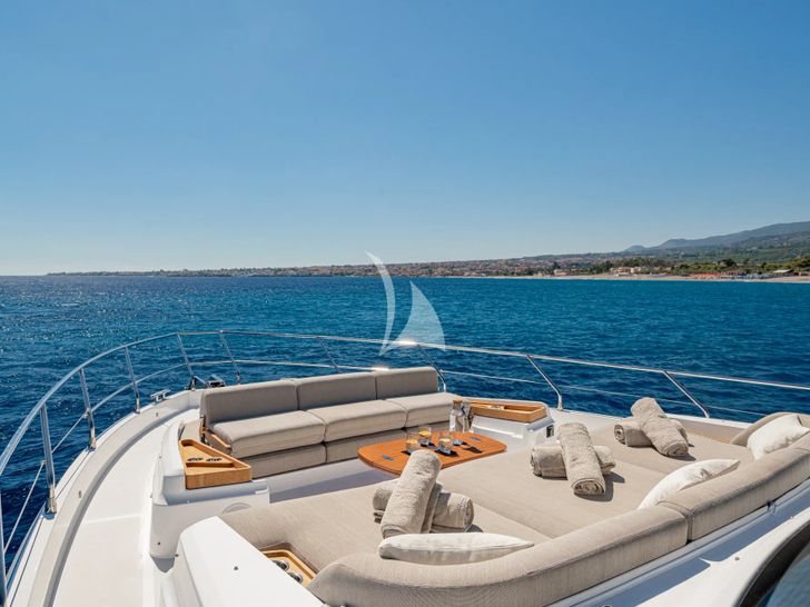 SBK Azimut 68 Fly - foredeck lounge and sunbathing area SBK Azimut 68 Fly - foredeck lounge and sunbathing area