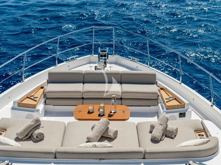 SBK Azimut 68 Fly - foredeck SBK Azimut 68 Fly - foredeck