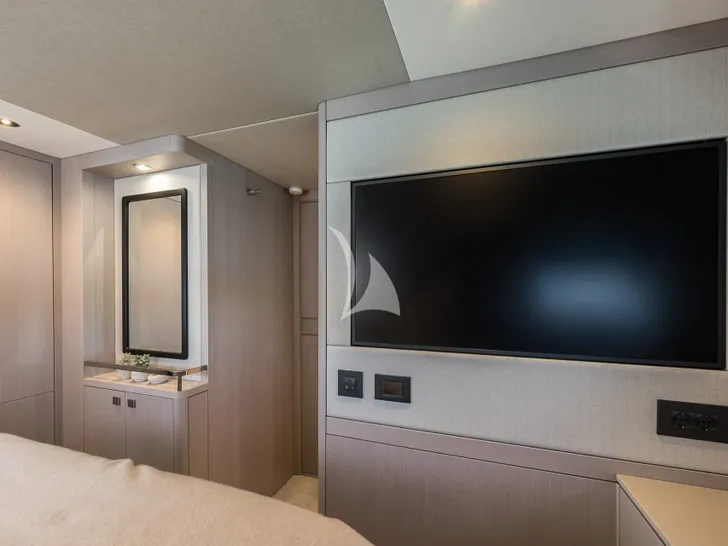 SWEET CAROLINA Sunseeker Manhattan 68 - VIP cabin TV SWEET CAROLINA Sunseeker Manhattan 68 - VIP cabin TV