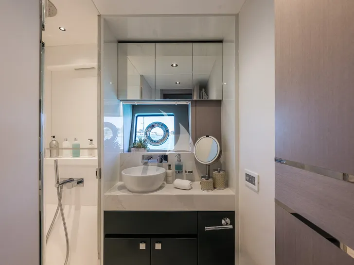 SWEET CAROLINA Sunseeker Manhattan 68 - VIP cabin bathroom SWEET CAROLINA Sunseeker Manhattan 68 - VIP cabin bathroom
