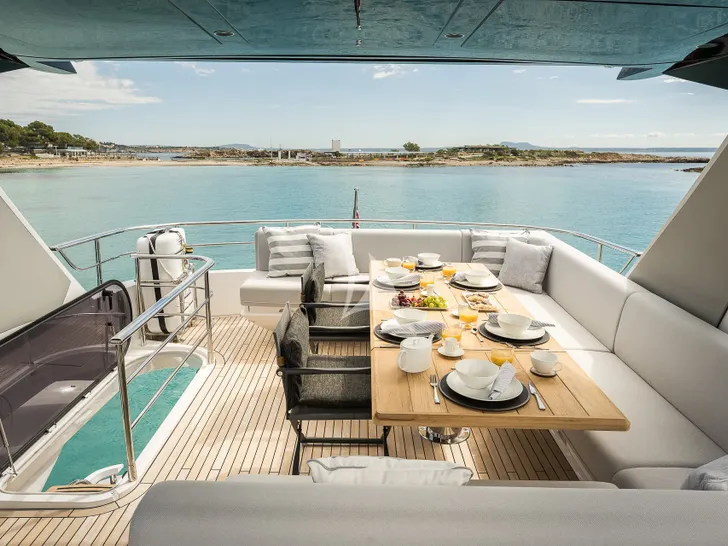 SWEET CAROLINA Sunseeker Manhattan 68 - flybridge alfresco dining set up SWEET CAROLINA Sunseeker Manhattan 68 - flybridge alfresco dining set up