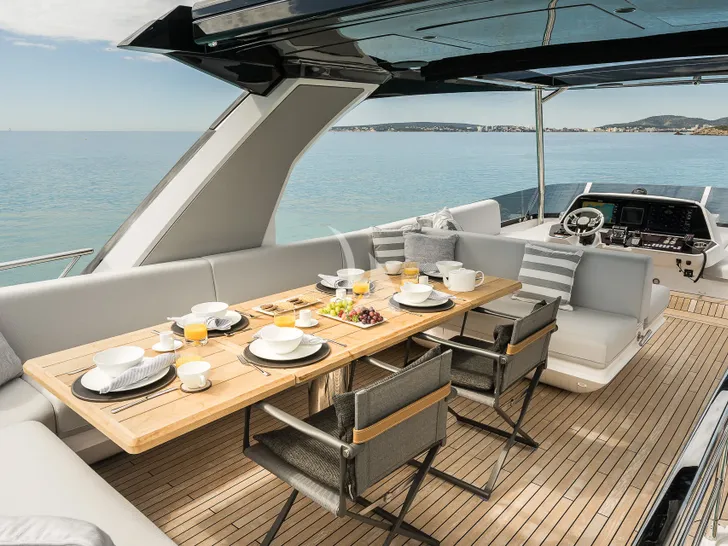 SWEET CAROLINA Sunseeker Manhattan 68 - flybridge dining area SWEET CAROLINA Sunseeker Manhattan 68 - flybridge dining area