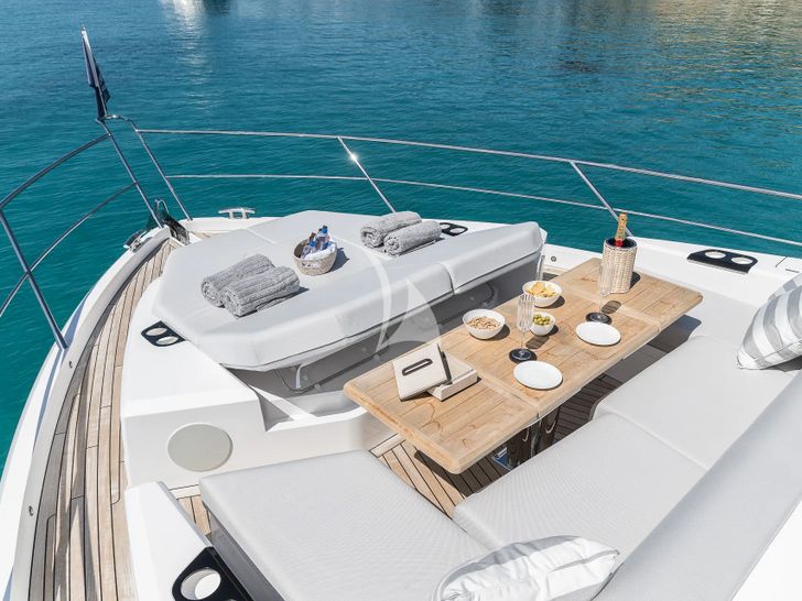 SWEET CAROLINA Sunseeker Manhattan 68 - flybridge lounge and sunbathing area SWEET CAROLINA Sunseeker Manhattan 68 - flybridge lounge and sunbathing area