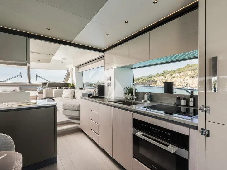 SWEET CAROLINA Sunseeker Manhattan 68 - galley SWEET CAROLINA Sunseeker Manhattan 68 - galley