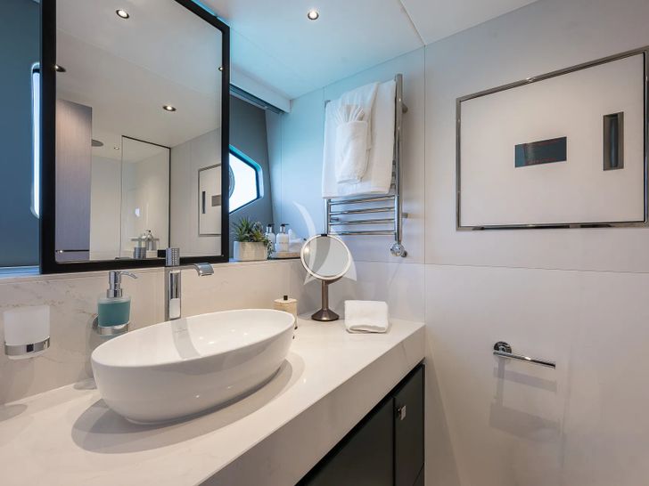 SWEET CAROLINA Sunseeker Manhattan 68 - master cabin bathroom SWEET CAROLINA Sunseeker Manhattan 68 - master cabin bathroom