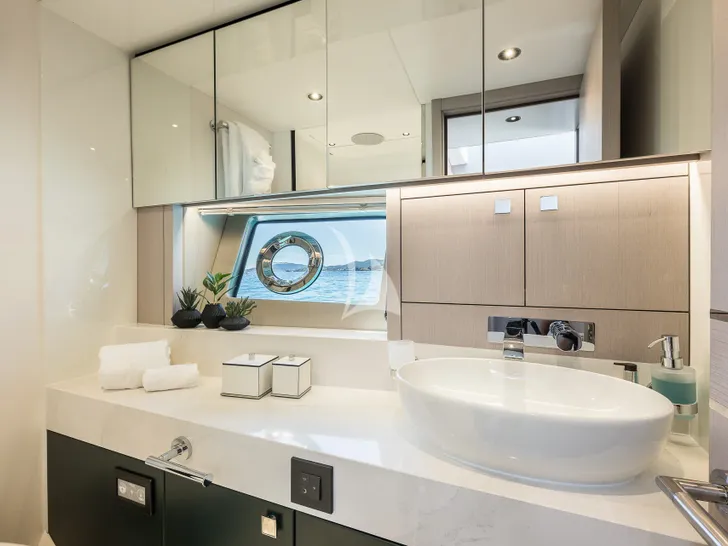 SWEET CAROLINA Sunseeker Manhattan 68 - twin cabin bathroom SWEET CAROLINA Sunseeker Manhattan 68 - twin cabin bathroom