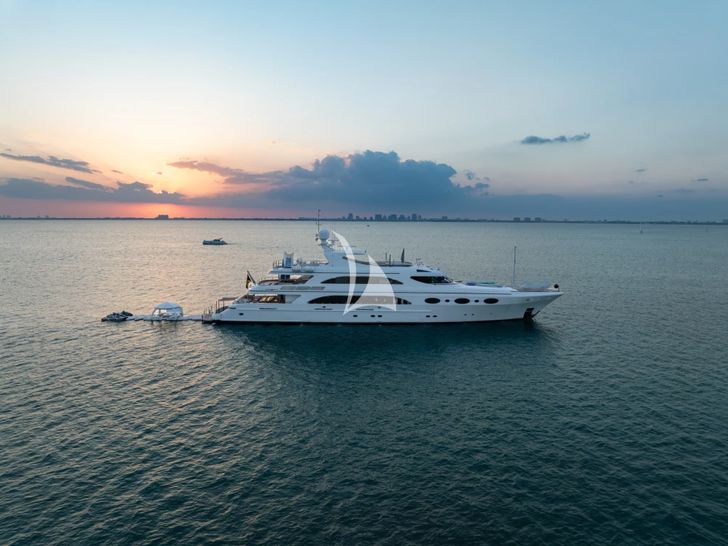 SWEET CAROLINE II Trinity 165 - anchored under the sunset SWEET CAROLINE II Trinity 165 - anchored under the sunset