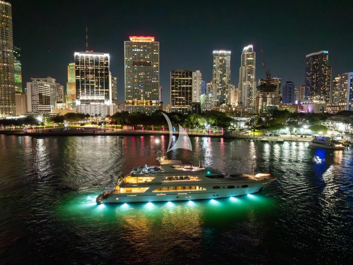 SWEET CAROLINE II Trinity 165 - at night SWEET CAROLINE II Trinity 165 - at night