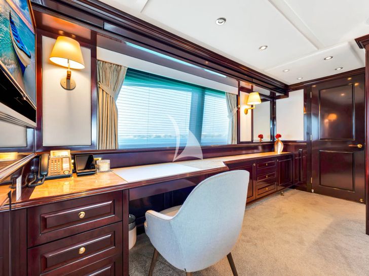 SWEET CAROLINE II Trinity 165 - master cabin office SWEET CAROLINE II Trinity 165 - master cabin office