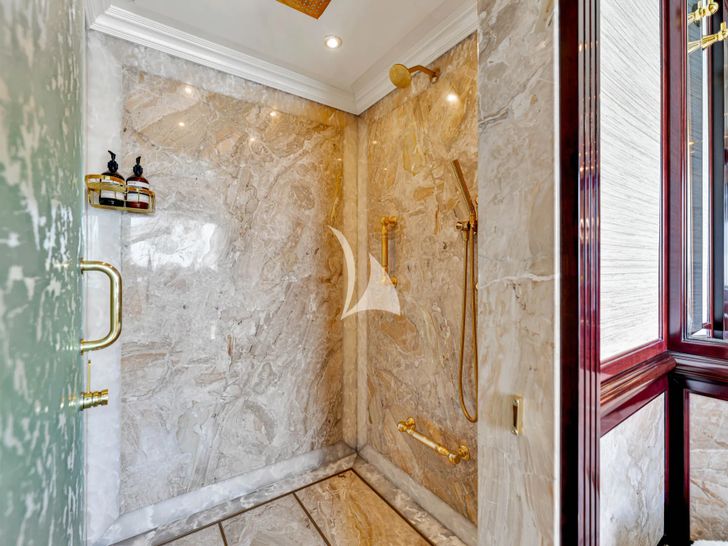 SWEET CAROLINE II Trinity 165 - master cabin shower SWEET CAROLINE II Trinity 165 - master cabin shower