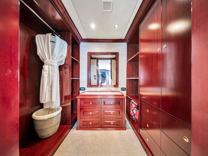 SWEET CAROLINE II Trinity 165 - master cabin walk in closet SWEET CAROLINE II Trinity 165 - master cabin walk in closet