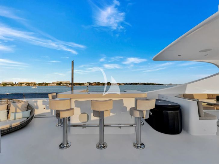 SWEET CAROLINE II Trinity 165 - sun deck bar SWEET CAROLINE II Trinity 165 - sun deck bar