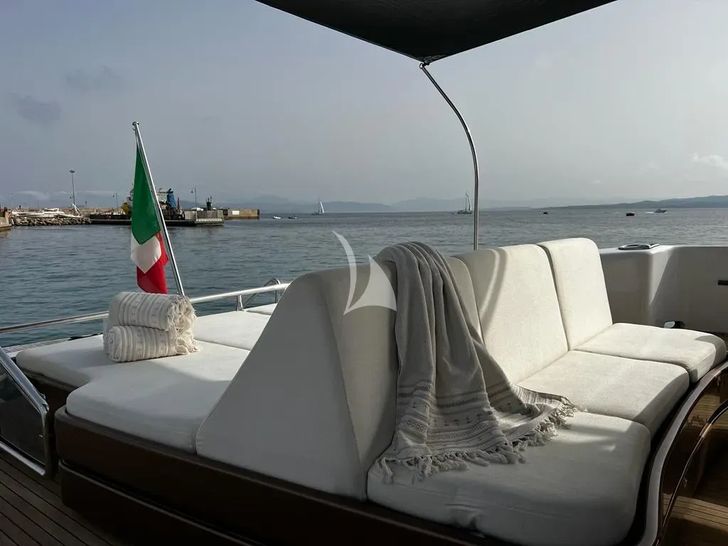 SCORPIO Tecnomar Velvet 90 - aft seating and lounging SCORPIO Tecnomar Velvet 90 - aft seating and lounging