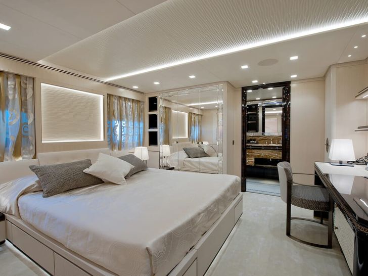 SCORPION Sanlorenzo 46m VIP cabin New York